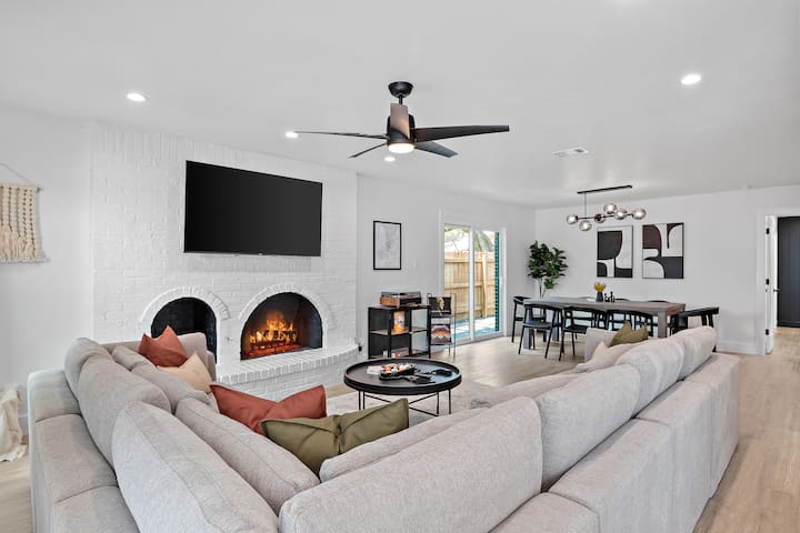 Best Location! 6 beds! Patio+Fire Pit+Game Room