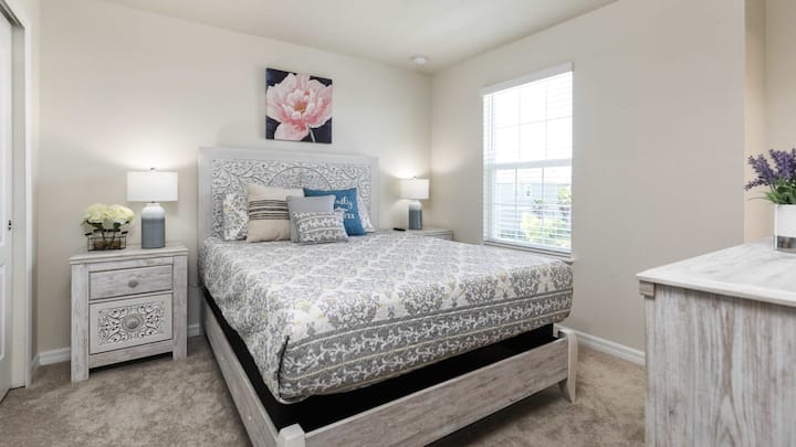 Слатки соништа во оваа удобна спална соба!  Мек кревет и ноќно шкафче за приказни пред спиење.