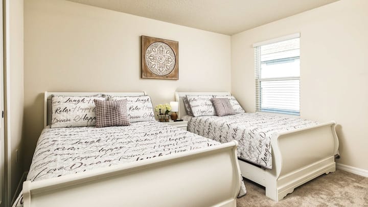 Опуштете се, играјте и сонувајте во оваа светла спална соба.