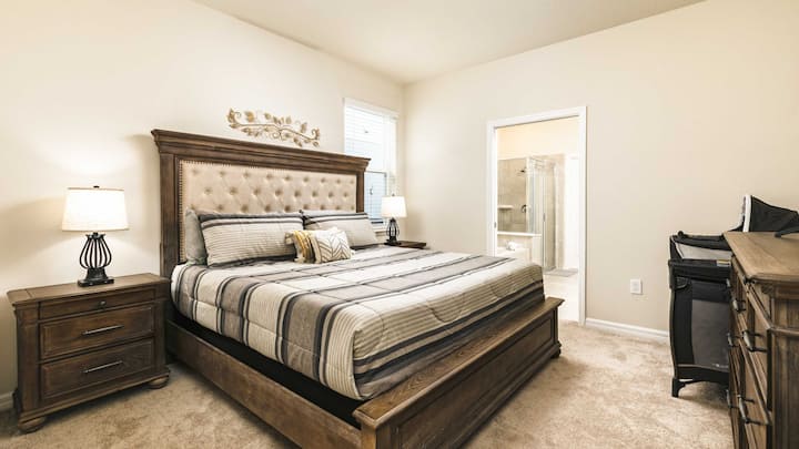 Слатки соништа во оваа удобна спална соба!  Мек кревет и ноќно шкафче за приказни пред спиење.