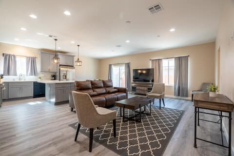 Cheerful Home. 3 bdrm 2.5 bath. 2 King Beds