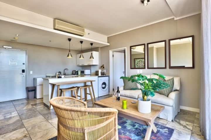 พื้นที่ห้องนั่งเล่นพร้อมเครื่องปรับอากาศ 