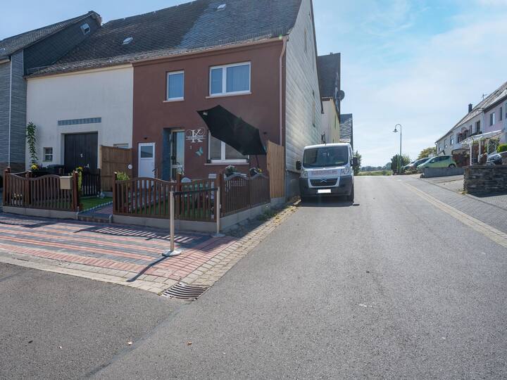 Comfy Holiday Home in Longkamp with Garden and Terrace Houses for Rent in Longkamp, Rheinland