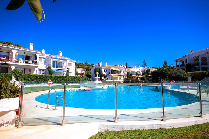 Charming Apt In Pueblo Cortes Del Golf Benahavis - Costa del Sol