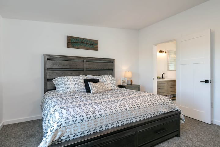 Главна спалня със самостоятелен апартамент