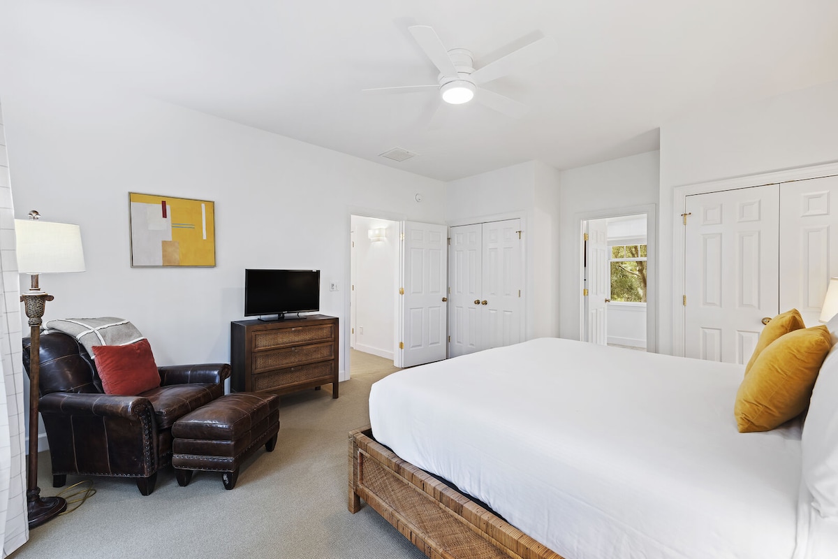 Спална соба 2: брачен кревет, телевизор, пристап до балкон, приватна бања, втор кат