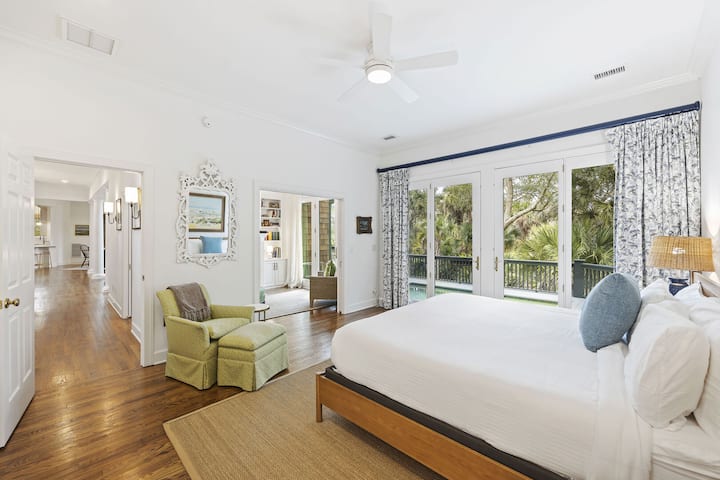 Makuuhuone 1: Mestari, King, Olohuone, jossa on takka ja tv, pääsy uima-altaalle, yksityinen kylpyhuone, ensimmäinen kerros