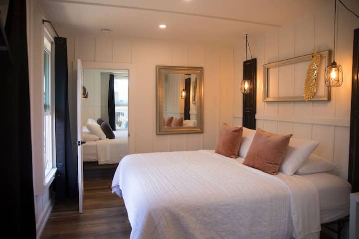 24. Dos dormitorios con colchones exclusivos y ropa de cama de lujo.