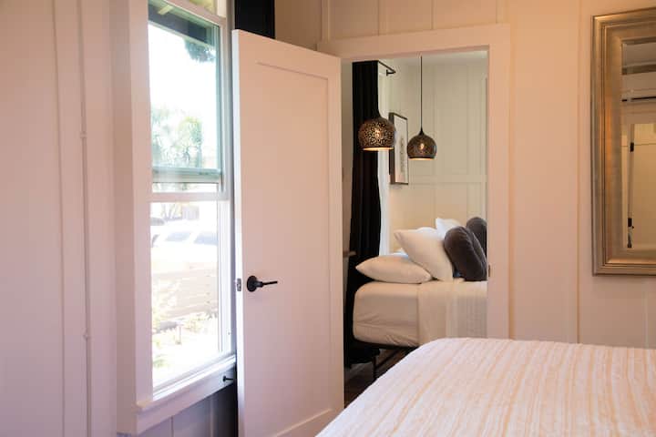 27. Los dormitorios tienen acceso desde la sala de estar principal, así como desde una puerta común.