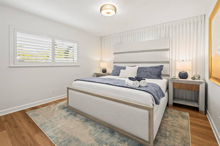 Queen bed in the 2nd bedroom