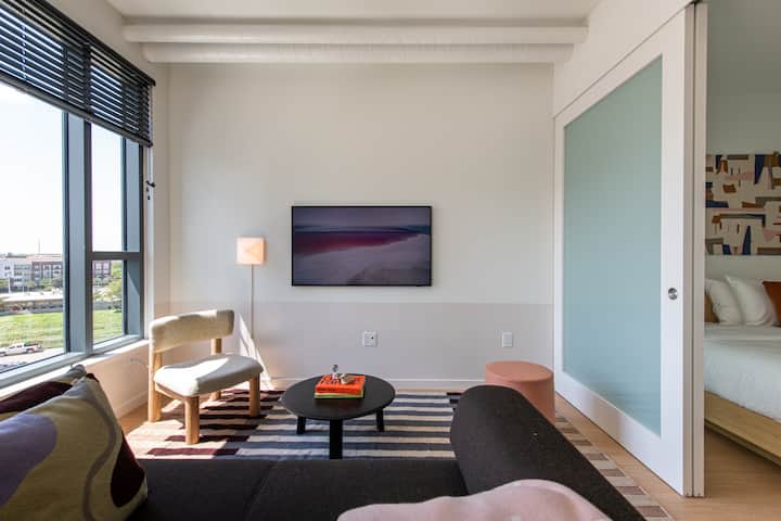 Light Filled Studio Apt W/ Balcony - Dallas, TX
