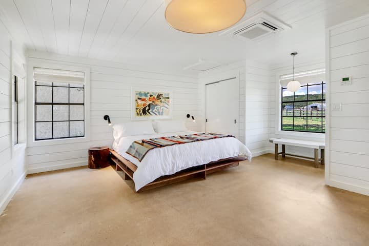 La cabaña 2 tiene una cama tamaño king.
