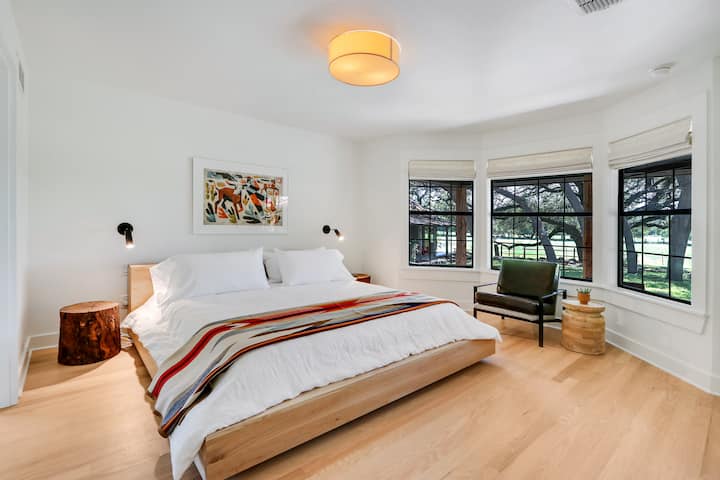 El dormitorio 2 tiene una cama tamaño king.