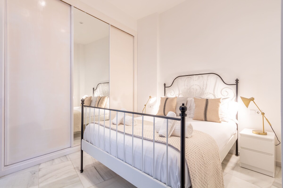 ห้องนอนใหญ่พร้อมเตียงคู่