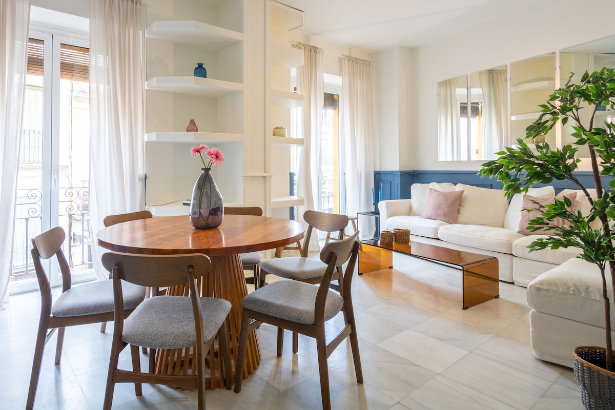 ห้องนั่งเล่นและโต๊ะรับประทานอาหารในอพาร์ทเมนท์สดใสมากต้องขอบคุณระเบียง