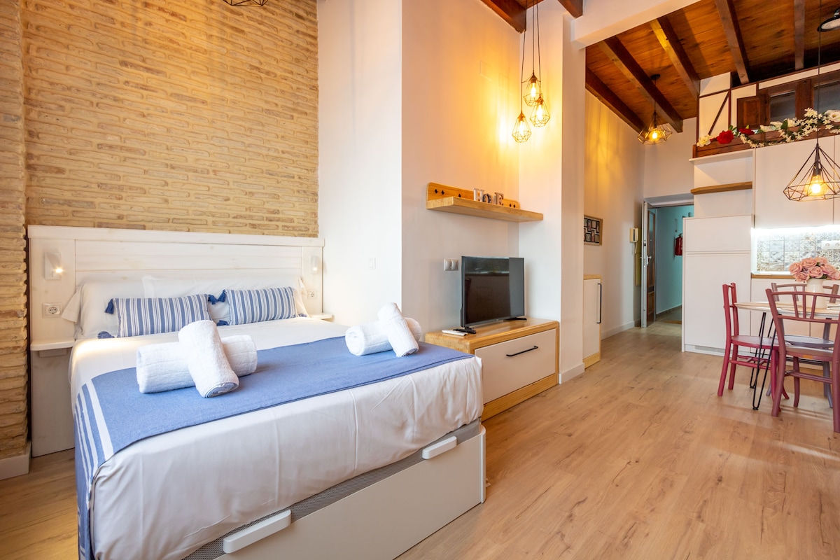 Ბინა გაფორმებულია თანამედროვე და სოფლის სტილში, რომელიც იდეალურია ქალაქის გაცნობის შემდეგ დასასვენებლად.