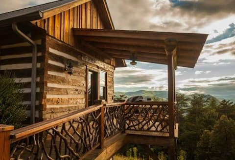 Sky's the Limit: Log Cabin, Hot Tub, Pool Table
