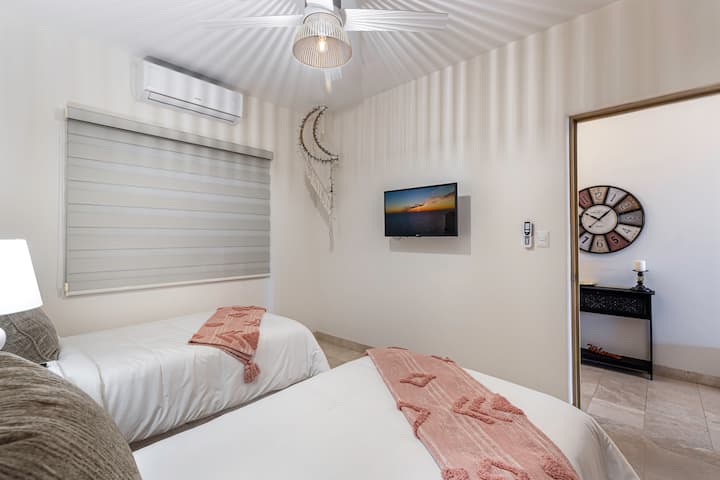 Patakatifu pako pazuri unasubiri katika chumba chetu cha kulala maridadi