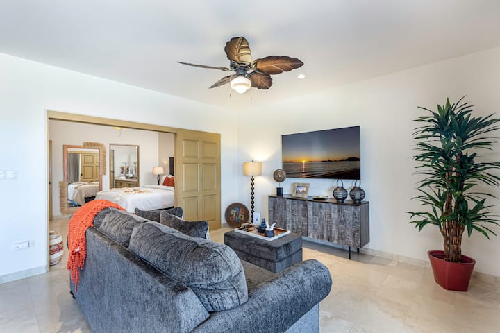 Mapumziko ya utulivu yanakusubiri katika eneo letu la kuishi maridadi