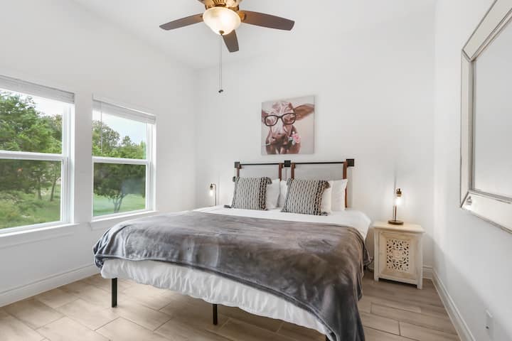 El dormitorio 3, también en la segunda planta, tiene una cama tamaño king.