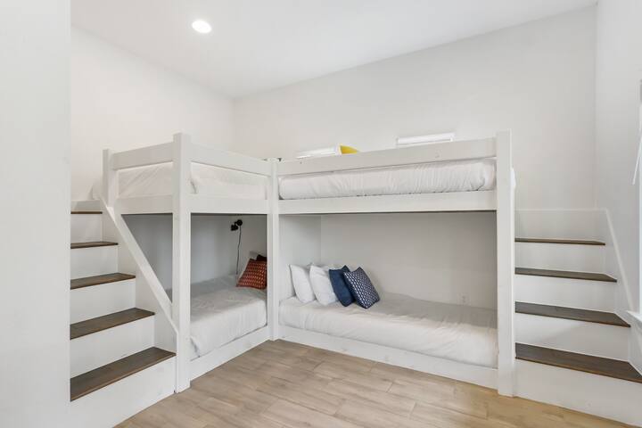 Más cerca de las 2 literas.  Esta es una zona perfecta para que los niños mayores se escapen de los adultos.