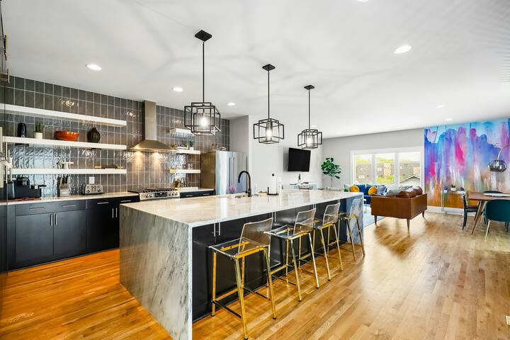 Luxury 4BR | Balcony | Ping Pong | W/D