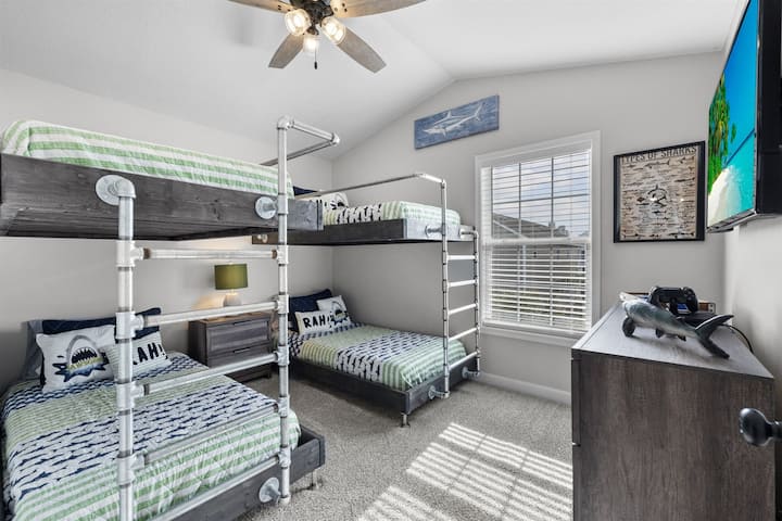 Ზვიგენების თემატური ორსართულიანი ოთახი