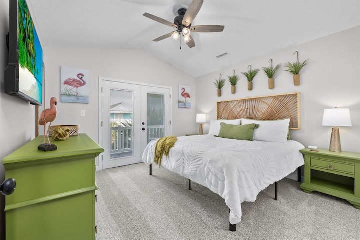 Საძინებელი დიდი ზომის საწოლით, რომელსაც აივანზე გასასვლელი აქვს.