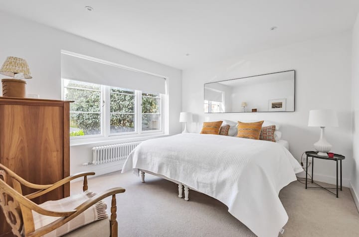 1. spavaća soba: bračni krevet (širine 180 – 200 cm) i kupaonica s tuš-kadom