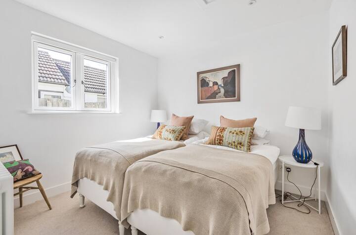 2. spavaća soba: dva odvojena kreveta i kupaonica s tuš-kadom