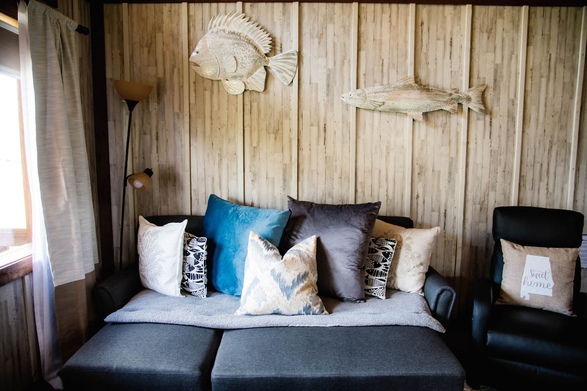 Successful Airbnb property: Lake Guntersville Cabin Pet Friendly Boat Parking in Guntersville