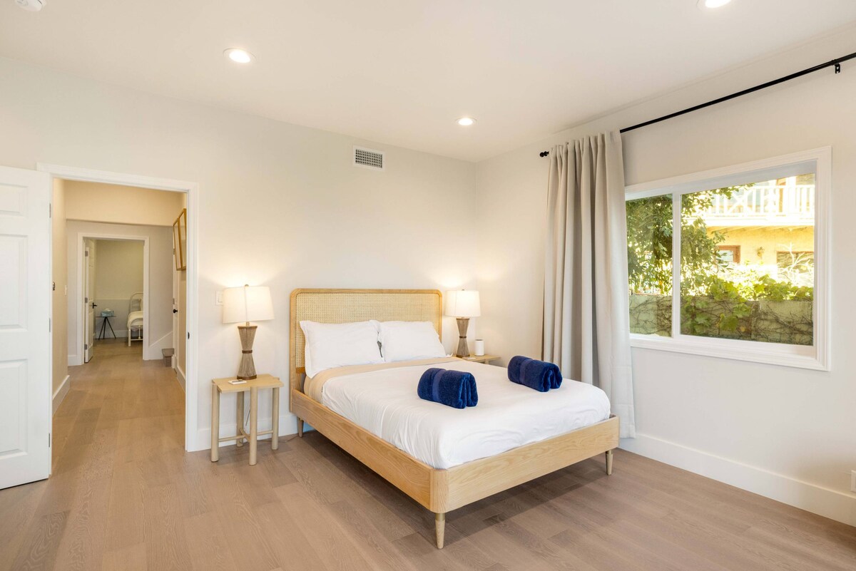 Chumba cha kulala cha Msingi w Queen Bed and Balcony Views of all of LA