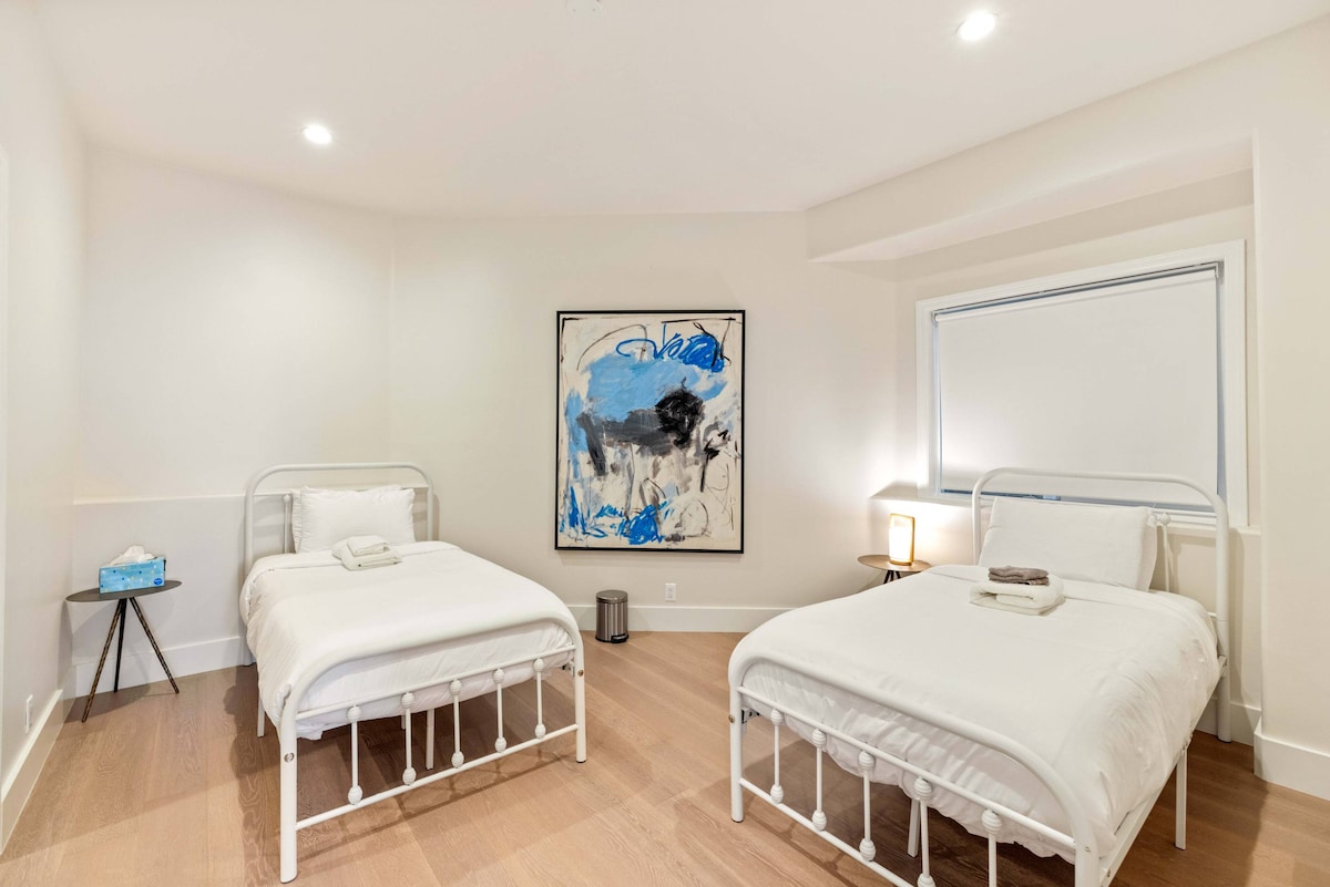 Chumba cha kulala cha Mgeni cha Ngazi ya Chini w Vitanda 2 Mapacha na Bafu la Chumba cha Chini