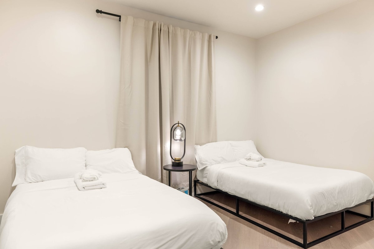 Chumba cha kulala cha Mgeni w Bafu la Bafu 2 Vitanda Vyote