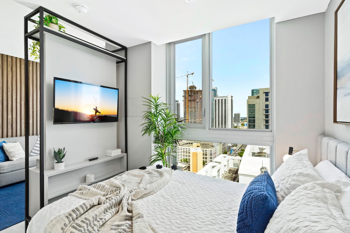 Dnevni boravak/prostor za spavanje s Smart TV-om - Prostor za spavanje ukusno je uređen i ima udoban krevet pune veličine, savršeno  mjesto za odmor, pomlađivanje i punjenje baterije.