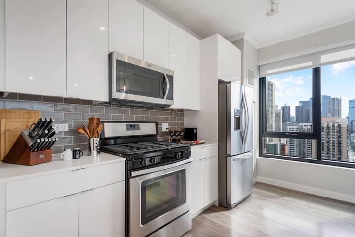 Gold Coast Luxury: 2BR with Sweeping City Vistas gallery image 2