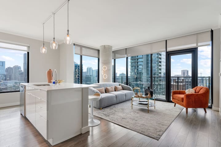 Gold Coast Luxury: 2BR with Sweeping City Vistas