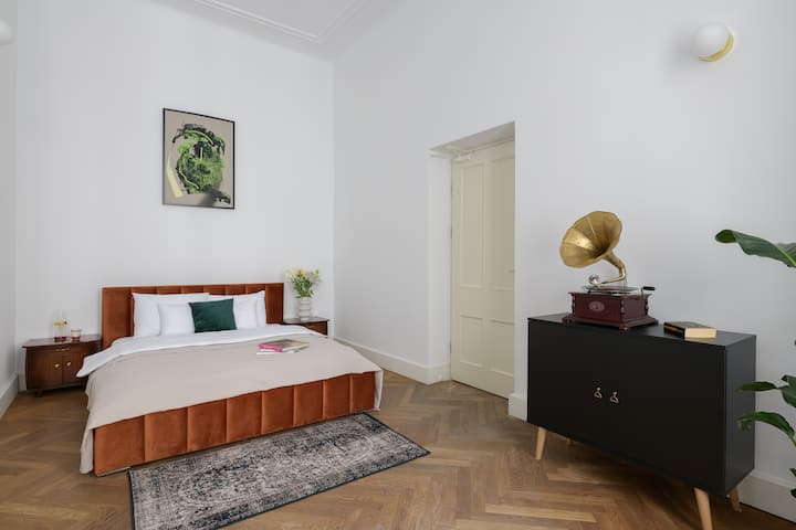 Chumba cha kulala cha tatu kina kitanda cha ukubwa wa mfalme...