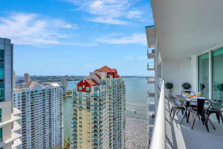 Penthouse APT w/ Private Balcony,King Bed,Parking - Condominiums for ...