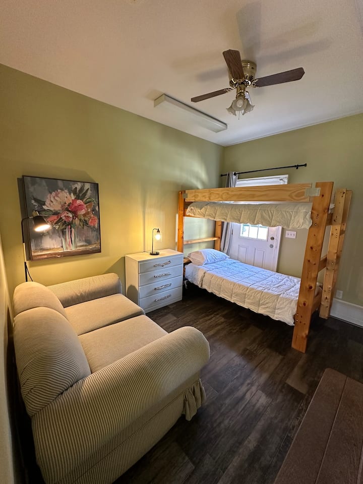 ห้องนอน 5 (ห้องสองชั้นตั้งอยู่บนชั้น 1)