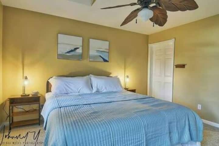 ห้องนอนหลัก (คิงไซส์) - จากนั้นเป็นห้องน้ำ