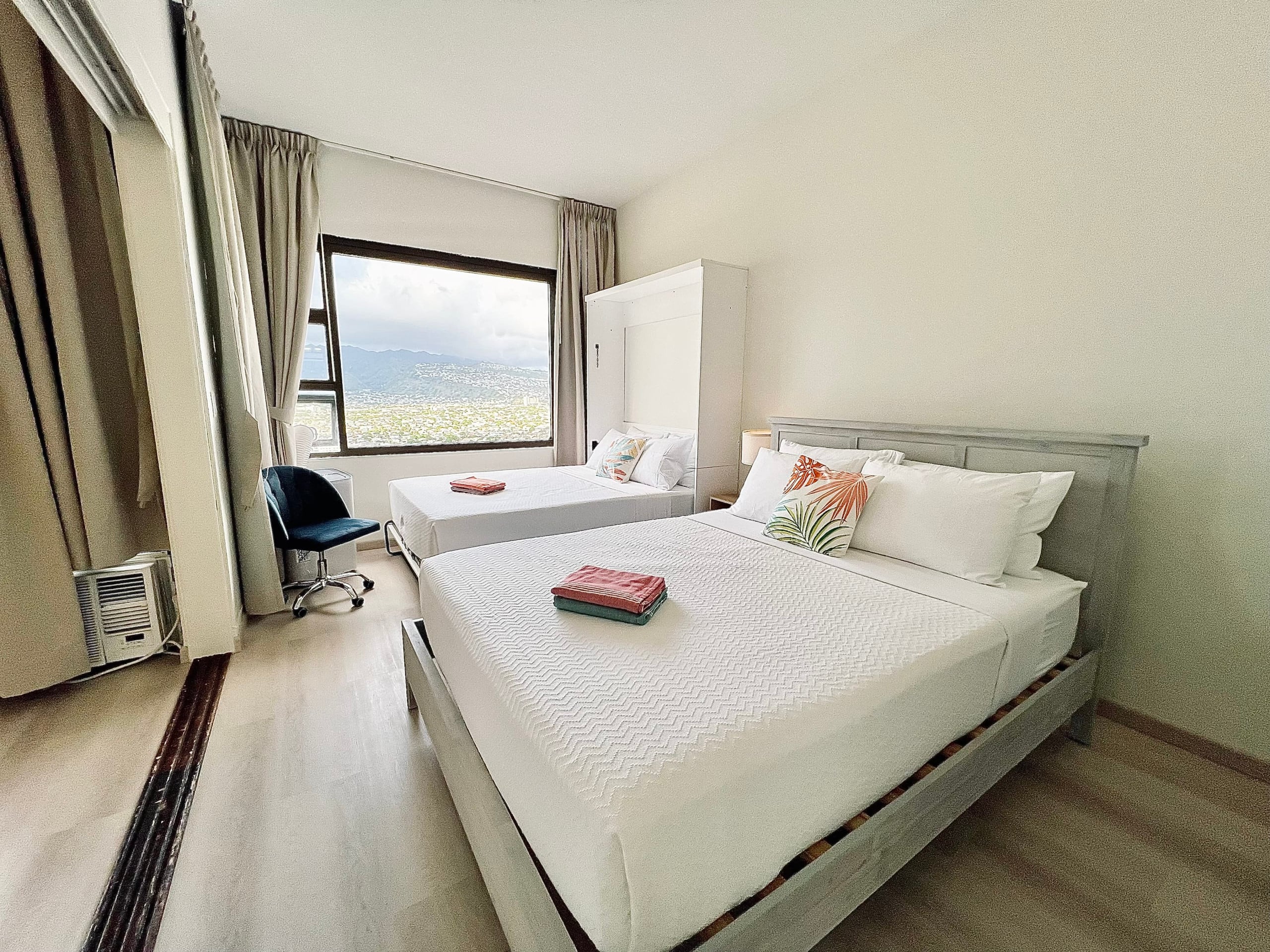 Condo in Honolulu · ★4.79 · 1 bedroom · 4 beds · 1 private bath - Image 5