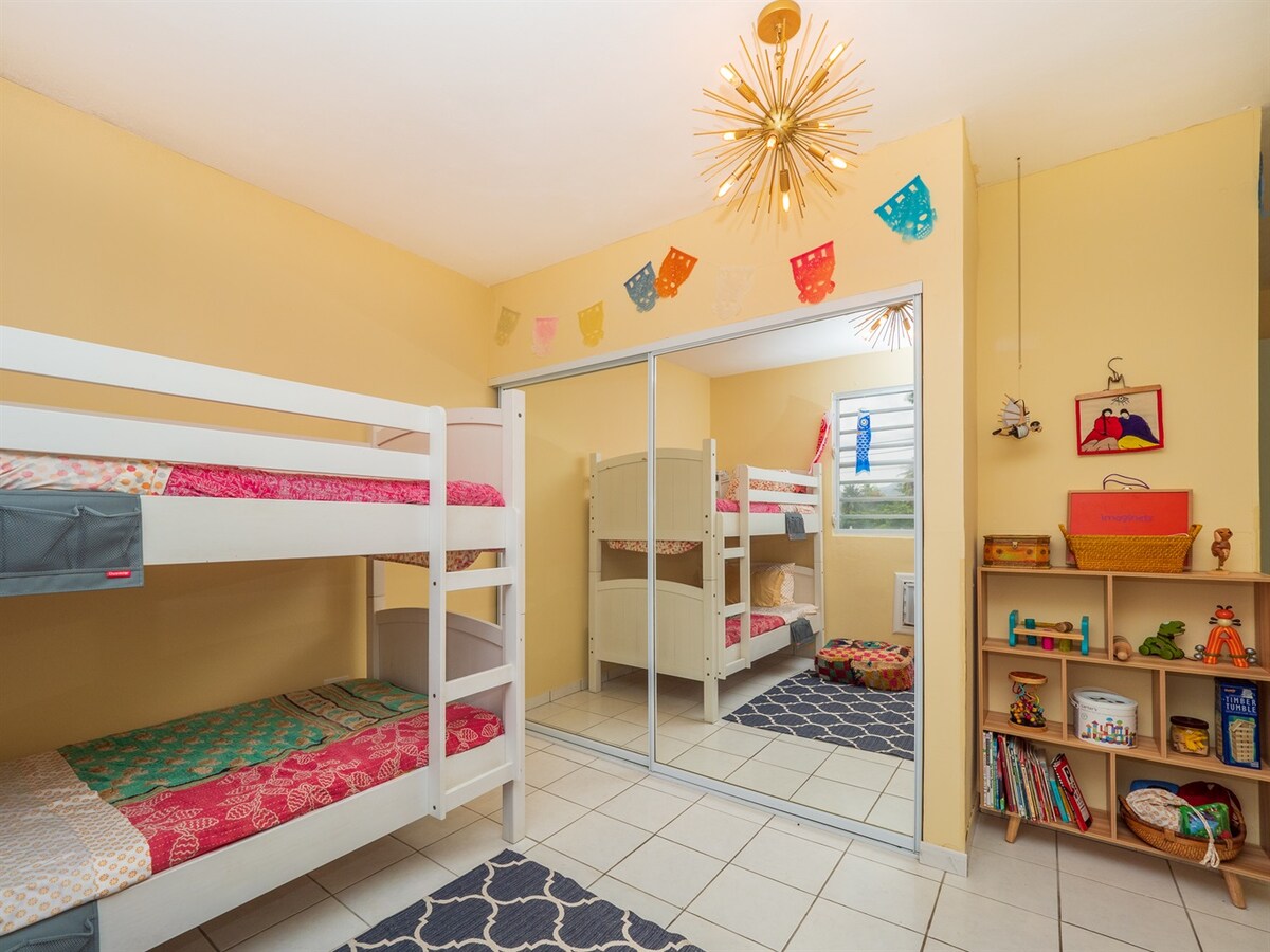 Chumba cha kulala na vitanda viwili vya ghorofa