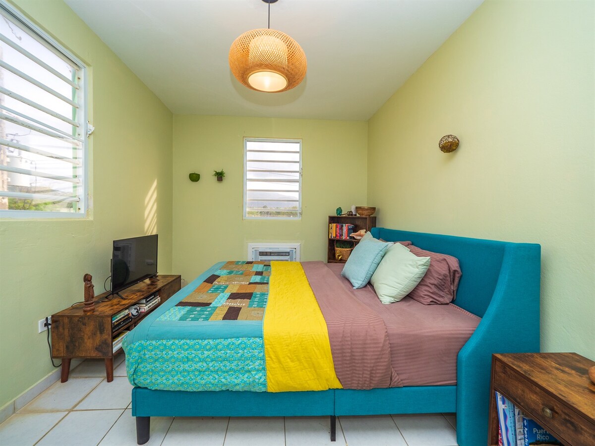 Chumba cha kulala kilicho na kitanda aina ya king