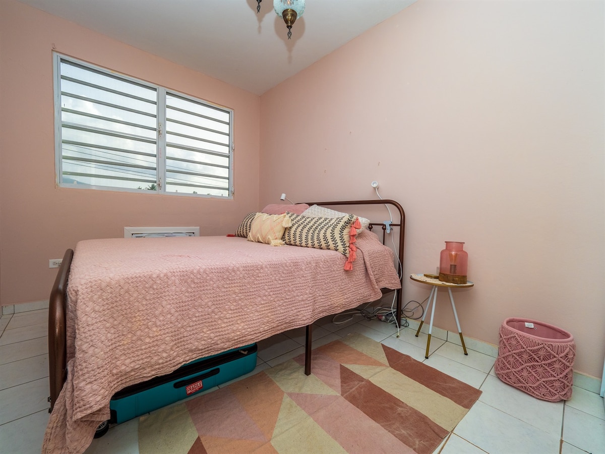 Chumba cha kulala na kitanda cha malkia