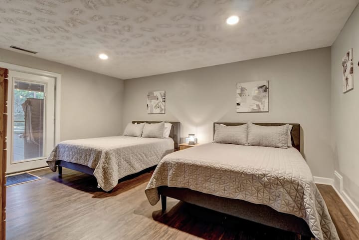 El dormitorio del nivel inferior sale a la bañera de hidromasaje