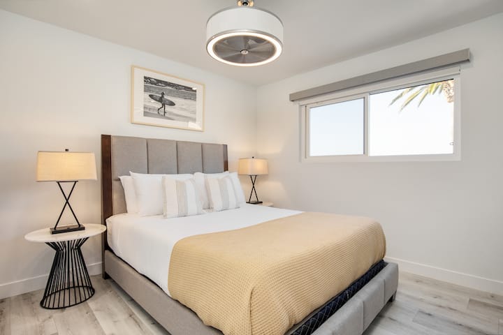 ベッドルーム2にはクイーンサイズベッドとテレビが備わっています。