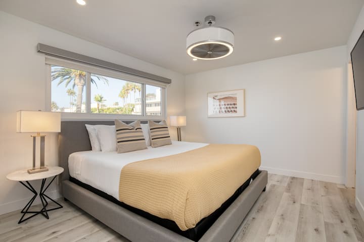 メインベッドルームにはキングサイズのベッド、専用バスルーム、テレビが備わっています。