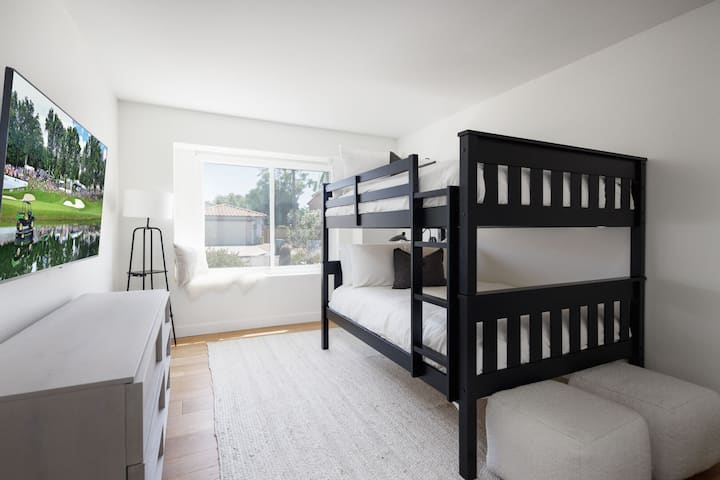 Трета спалня с двуетажни легла и смарт телевизор