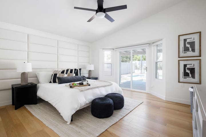 Основна спалня с достъп до задния двор и пищна баня